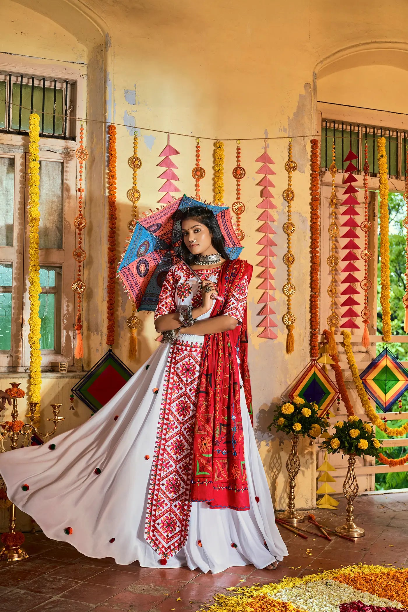Lehenga Choli blanc et rouge spécial Navratri traditionnel en coton maslin