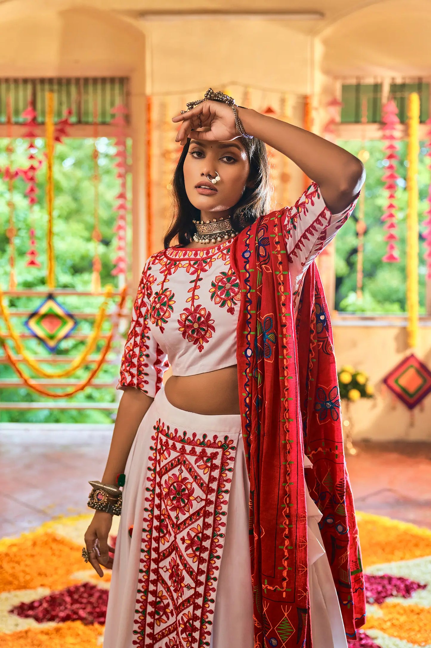 Lehenga Choli blanc et rouge spécial Navratri traditionnel en coton maslin