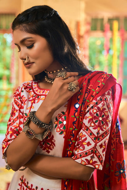 Lehenga Choli blanc et rouge spécial Navratri traditionnel en coton maslin