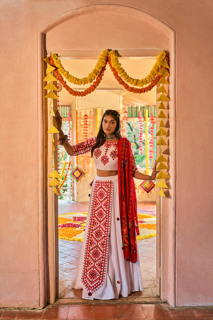 Lehenga Choli blanc et rouge spécial Navratri traditionnel en coton maslin