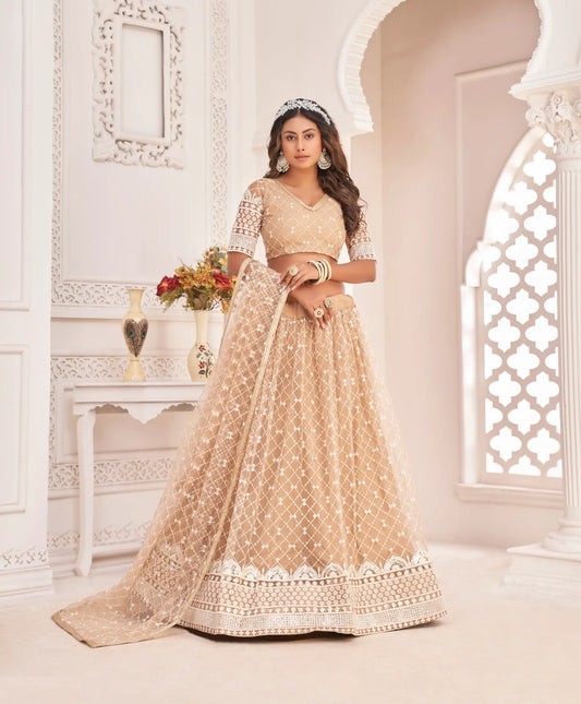 Hellbeige Netz-Lehenga-Choli mit weißer Baumwollfadenstickerei, Zari-Arbeit und Pailletten