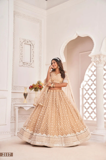 Lehenga Choli en filet beige pâle avec broderie en fil de coton blanc, travail zari et sequins