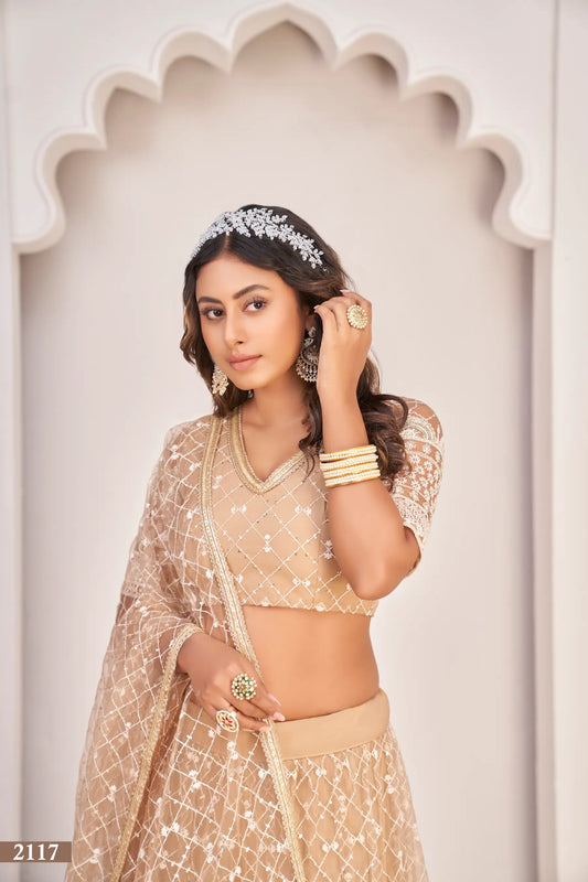 Hellbeige Netz-Lehenga-Choli mit weißer Baumwollfadenstickerei, Zari-Arbeit und Pailletten