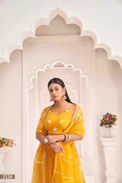 Lehenga Choli en filet jaune miel avec broderie au fil et travail au miroir en papier