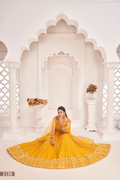 Lehenga Choli en filet jaune miel avec broderie au fil et travail au miroir en papier