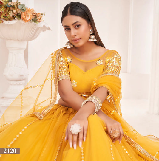 Lehenga Choli en filet jaune miel avec broderie au fil et travail au miroir en papier