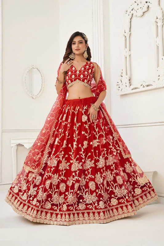 Lehenga Choli en filet rouge avec broderie en fil de coton blanc, travail en zari et sequins