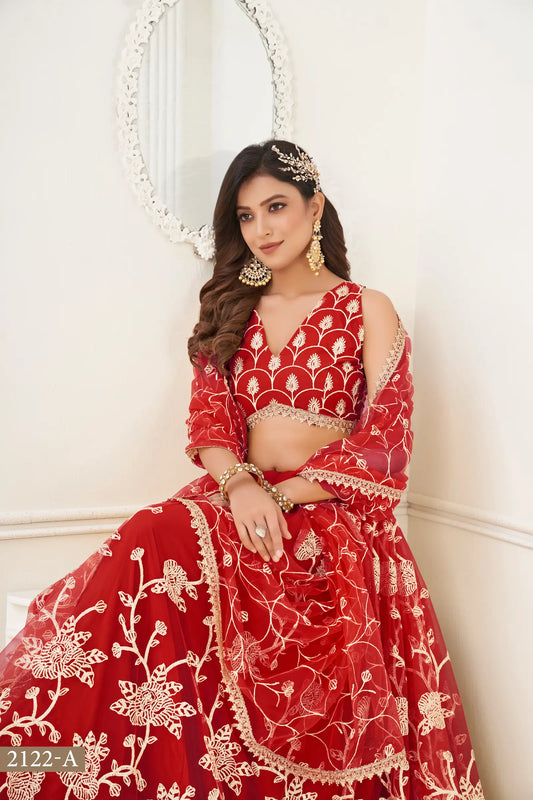 Lehenga Choli en filet rouge avec broderie en fil de coton blanc, travail en zari et sequins