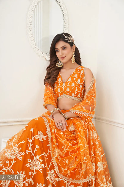 Lehenga Choli en filet orange avec broderie en fil de coton blanc, travail en zari et broderie de sequins