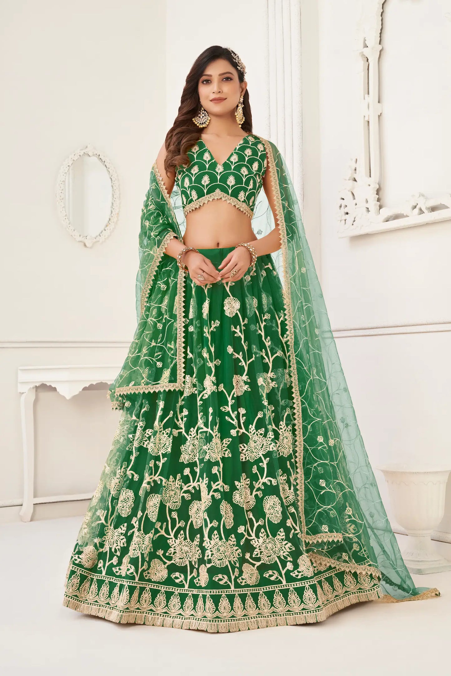 Lehenga Choli en filet vert avec broderie en fil de coton blanc, travail en zari et broderie de sequins