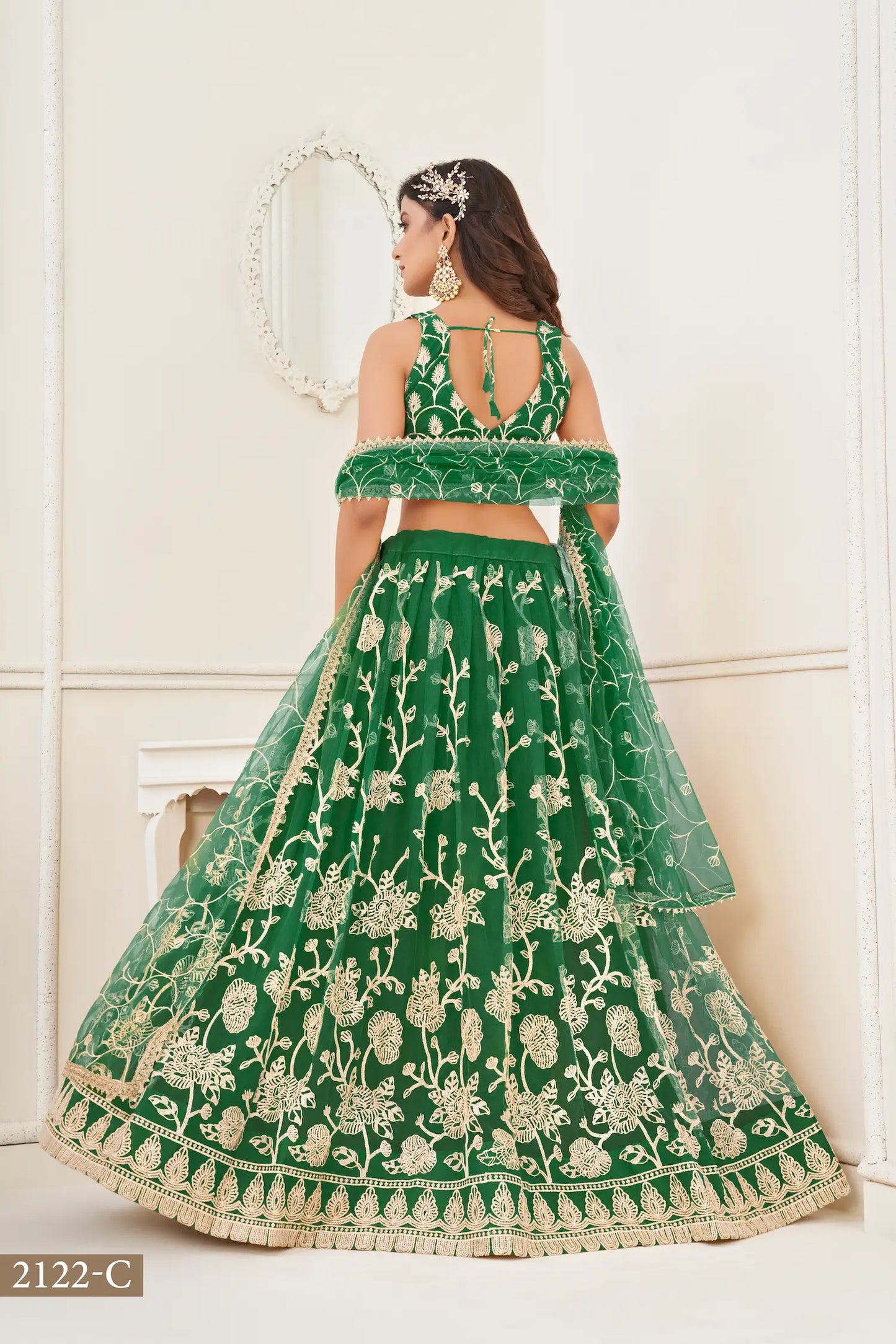 Lehenga Choli en filet vert avec broderie en fil de coton blanc, travail en zari et broderie de sequins