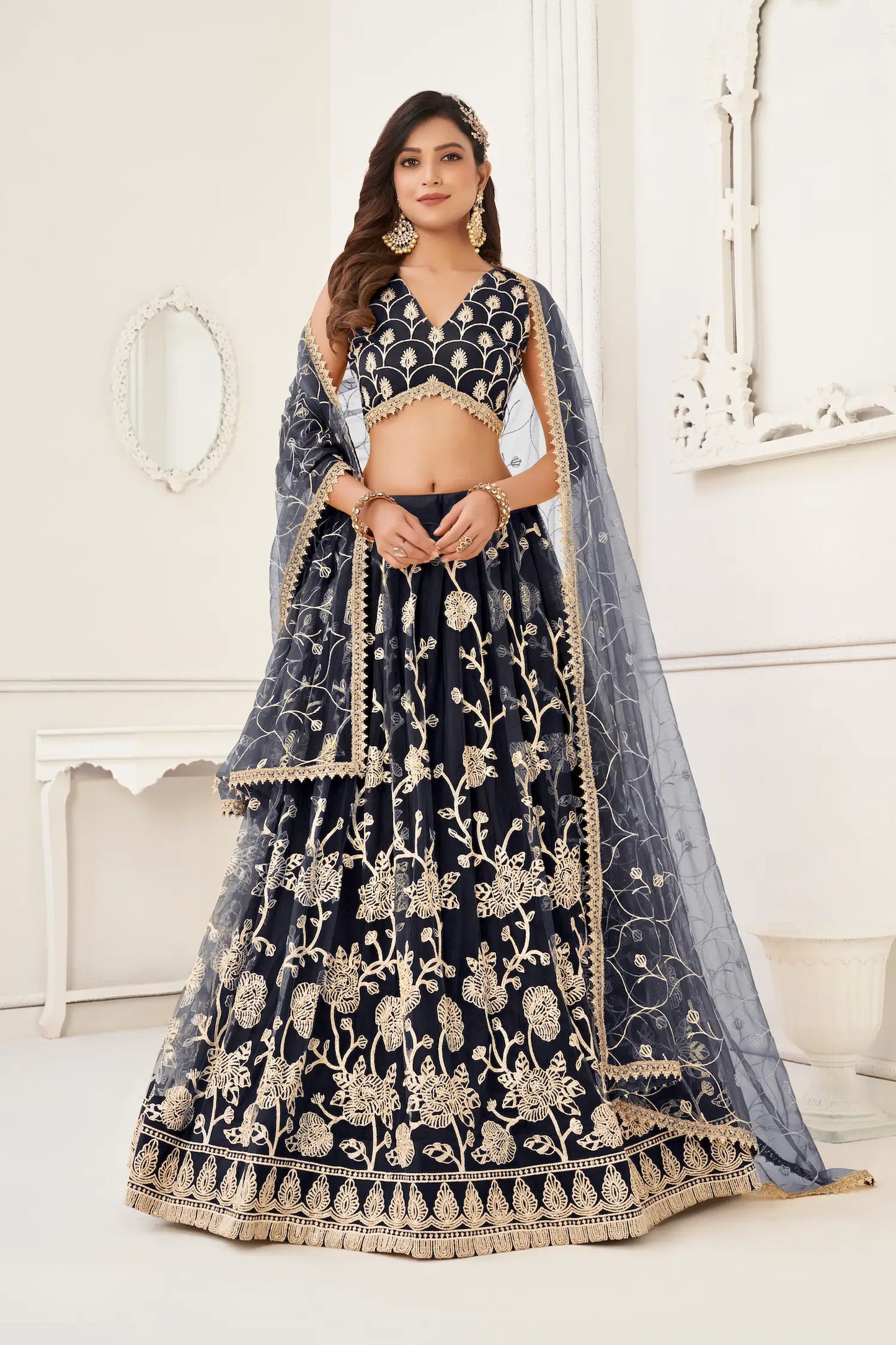 Lehenga Choli en filet noir avec broderie en fil de coton blanc, travail en zari et broderie de sequins