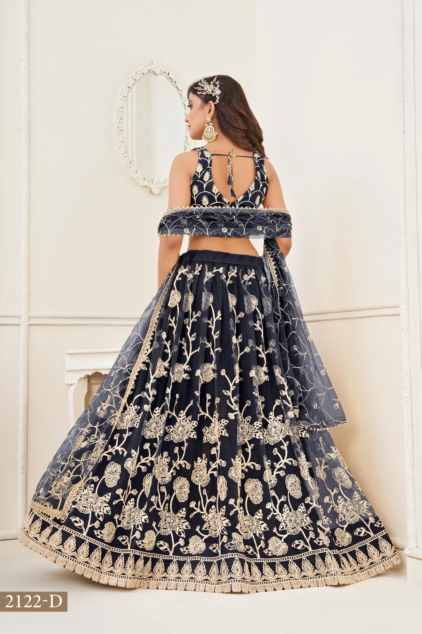 Lehenga Choli en filet noir avec broderie en fil de coton blanc, travail en zari et broderie de sequins
