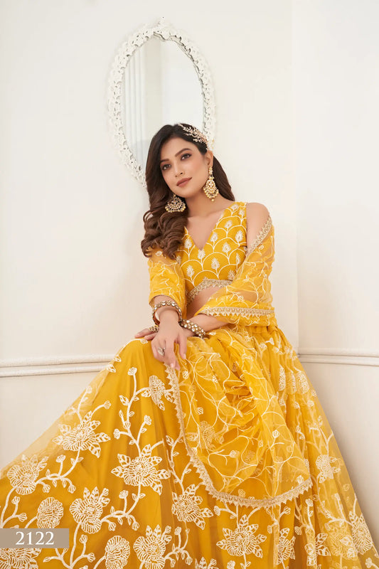 Lehenga Choli en filet jaune avec broderie en fil de coton blanc, travail en zari et broderie de sequins