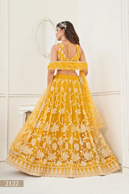 Lehenga Choli en filet jaune avec broderie en fil de coton blanc, travail en zari et broderie de sequins
