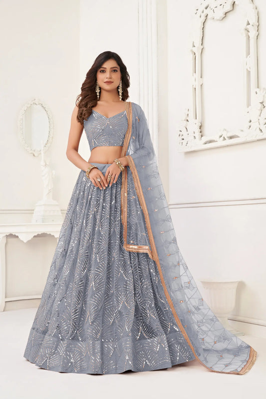 Lehenga Choli en filet gris clair avec broderie au fil, travail de miroirs et broderie de sequins