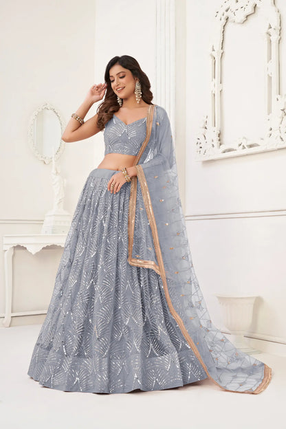 Lehenga Choli en filet gris clair avec broderie au fil, travail de miroirs et broderie de sequins