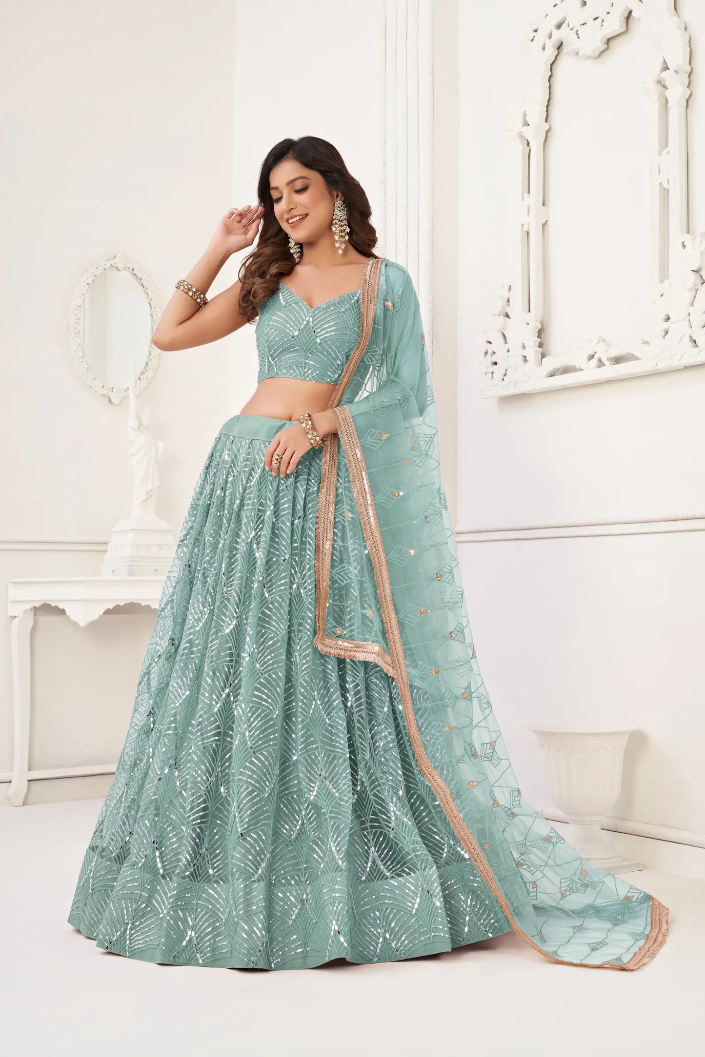 Lehenga Choli en filet bleu océan avec broderie au fil, travail de miroirs et broderie de sequins