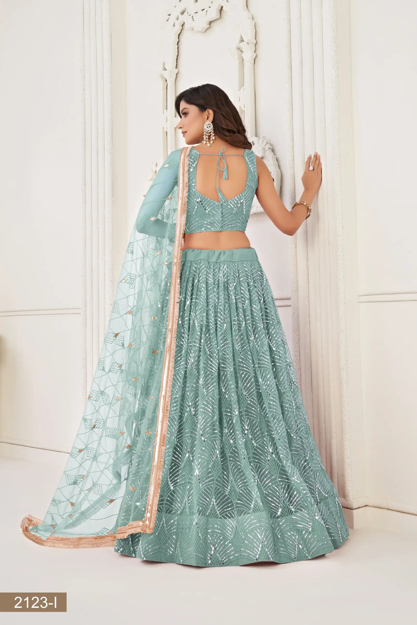 Lehenga Choli en filet bleu océan avec broderie au fil, travail de miroirs et broderie de sequins