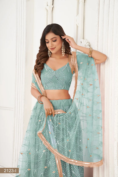 Lehenga Choli en filet bleu océan avec broderie au fil, travail de miroirs et broderie de sequins