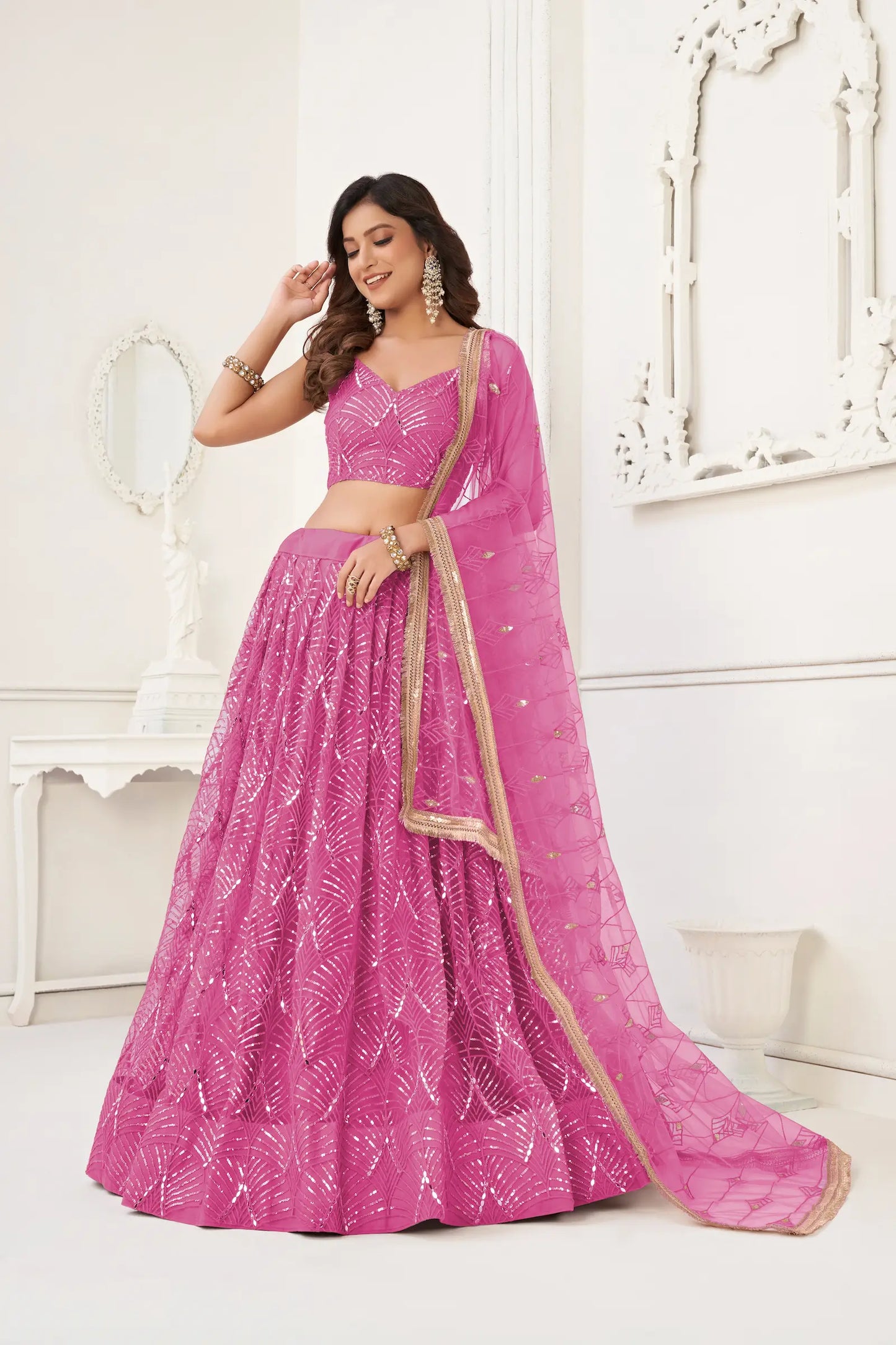 Lehenga Choli en filet rose avec broderie au fil, travail de miroirs et broderie de sequins