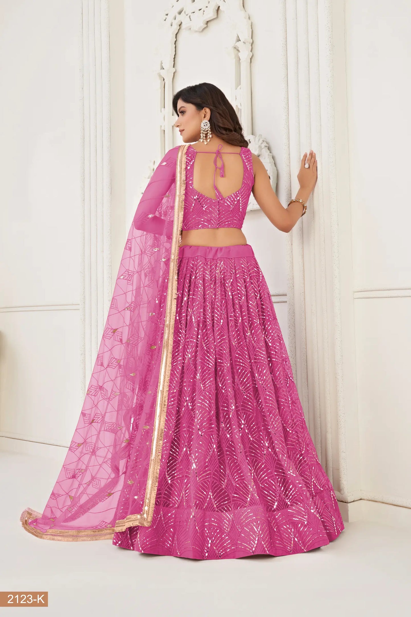 Lehenga Choli en filet rose avec broderie au fil, travail de miroirs et broderie de sequins