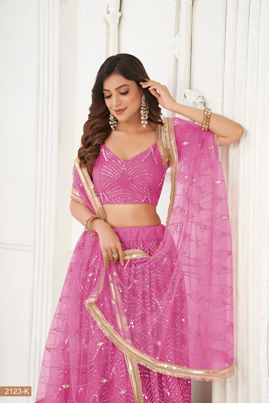 Lehenga Choli en filet rose avec broderie au fil, travail de miroirs et broderie de sequins