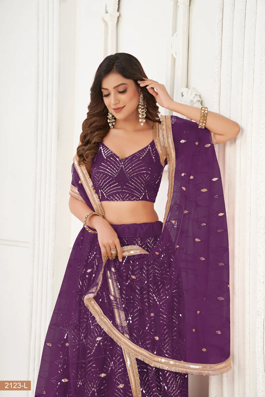 Traubenvioletter Netz-Lehenga-Choli mit Fadenstickerei, Spiegelarbeit und Paillettenstickerei