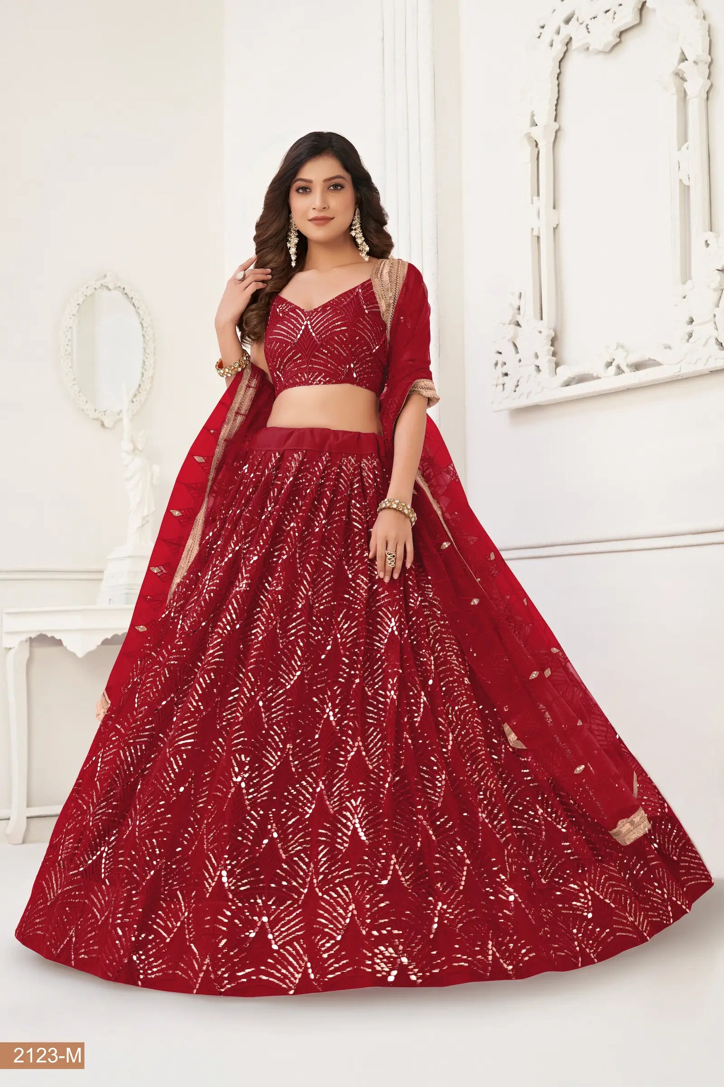 Lehenga Choli en filet rouge bordeaux avec broderie au fil, travail de miroirs et broderie de sequins