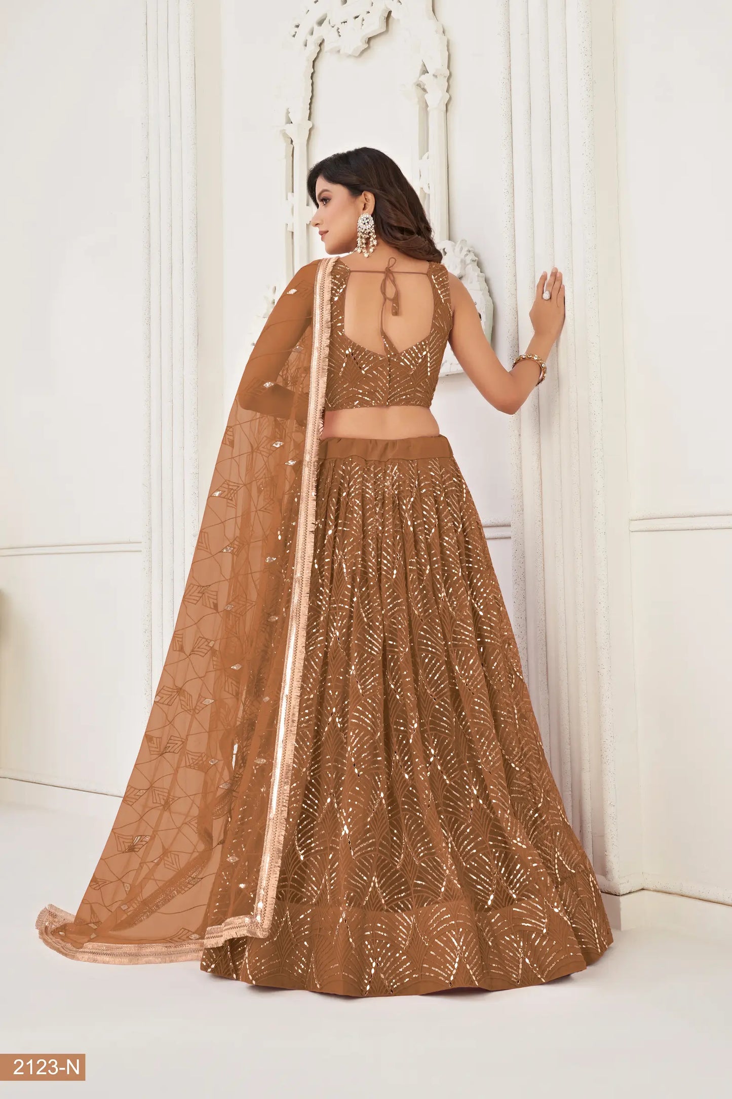Lehenga Choli en filet marron avec broderie en fil, travail de miroirs et broderie de sequins