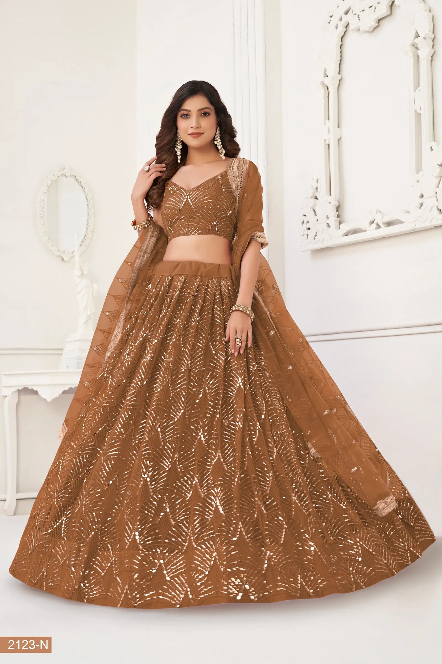 Lehenga Choli en filet marron avec broderie en fil, travail de miroirs et broderie de sequins