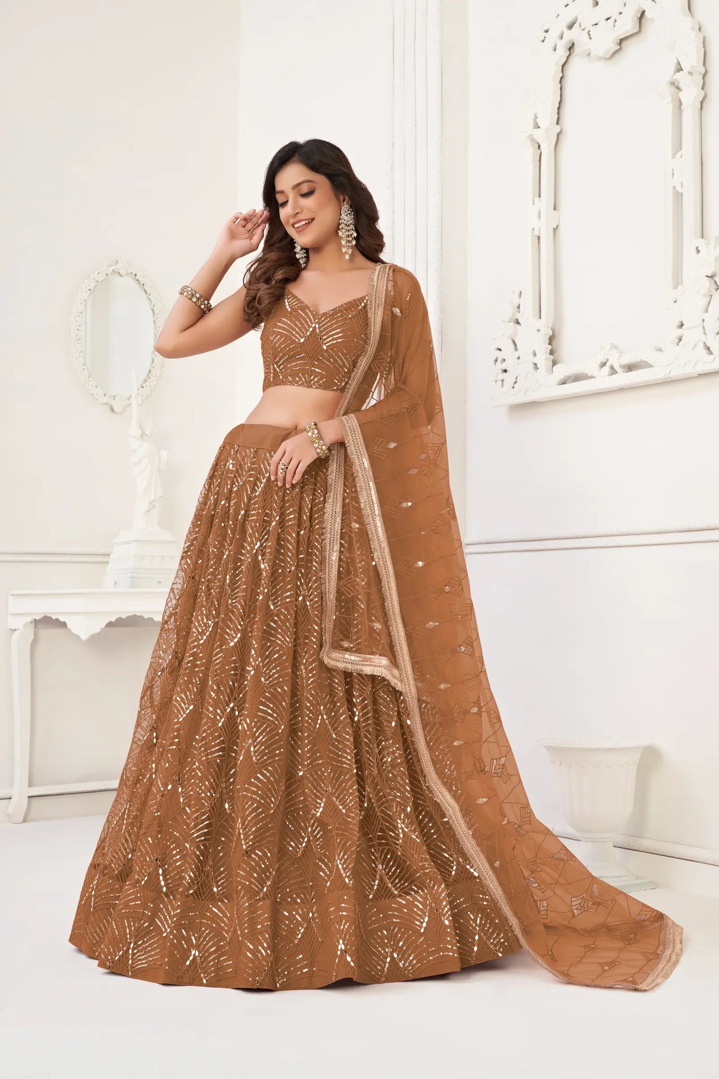 Lehenga Choli en filet marron avec broderie en fil, travail de miroirs et broderie de sequins
