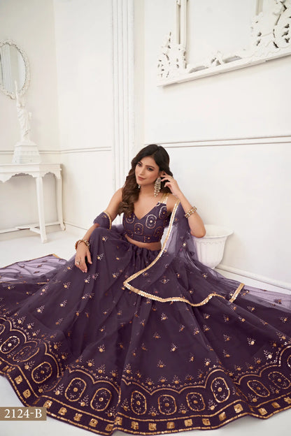 Dunkelvioletter Netz-Lehenga-Choli mit Fadenstickerei und Paillettenstickerei