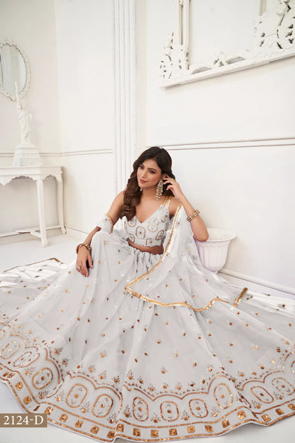 Lehenga Choli en filet blanc cassé avec broderie en fil et broderie de sequins