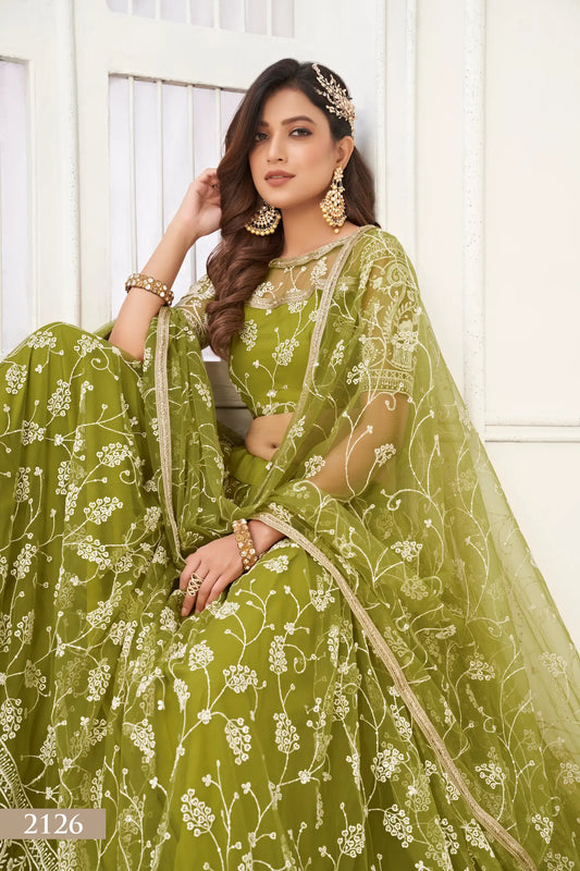 Lehenga choli en filet vert olive avec broderie en fil de coton blanc, travail en zari et sequins.