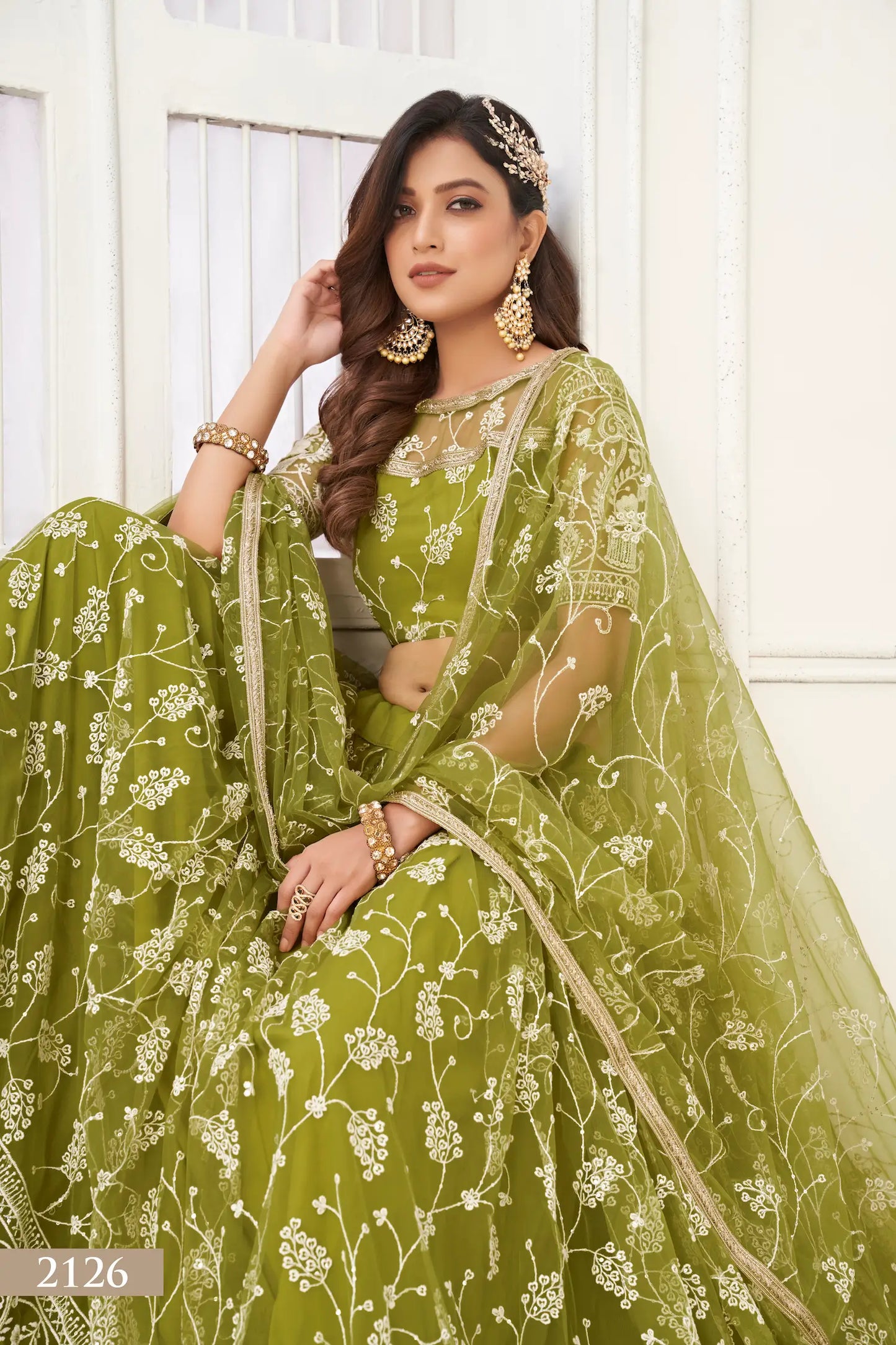 Lehenga choli en filet vert olive avec broderie en fil de coton blanc, travail en zari et sequins.