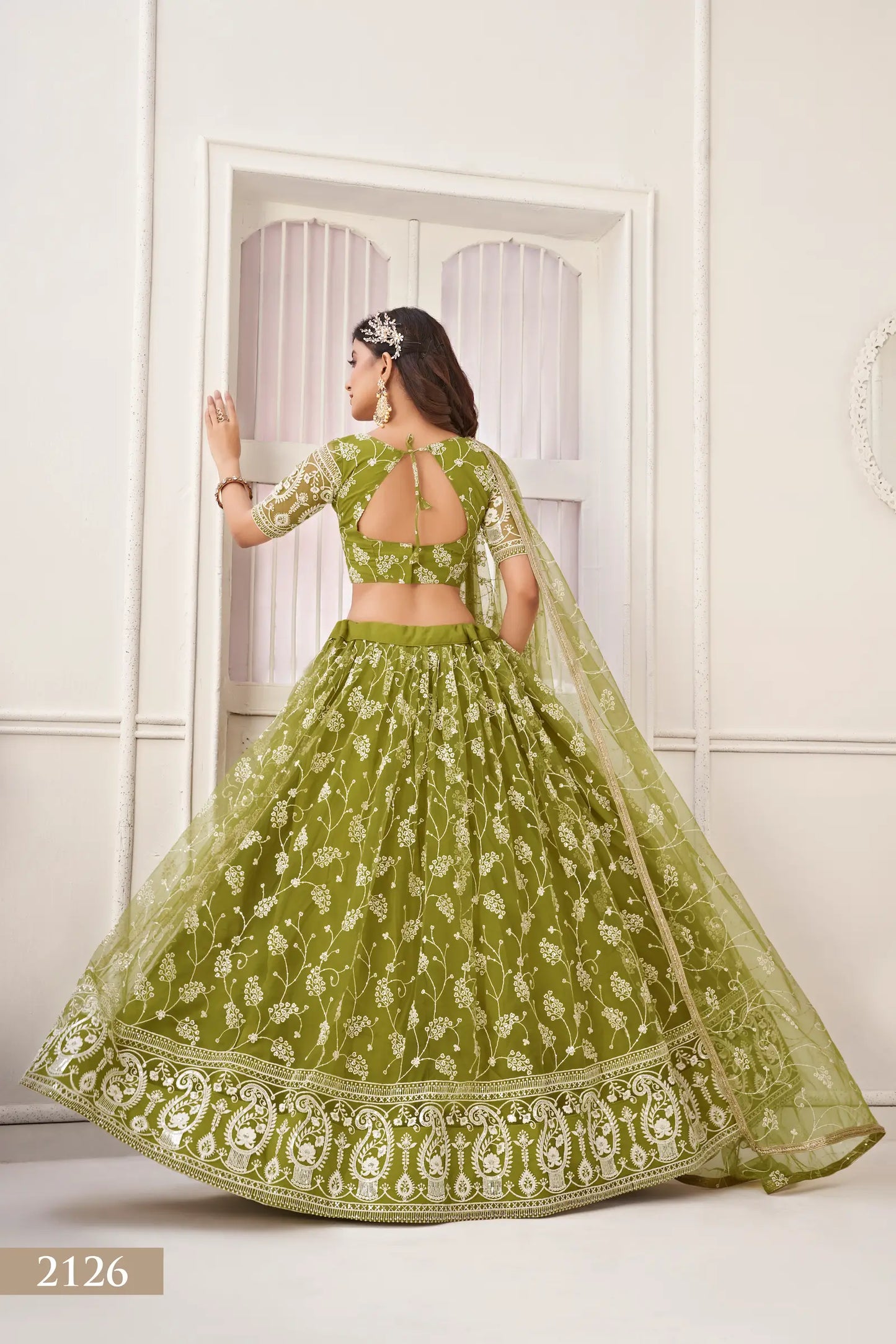Lehenga choli en filet vert olive avec broderie en fil de coton blanc, travail en zari et sequins.
