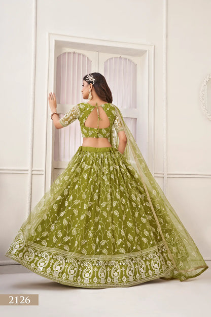 Lehenga choli en filet vert olive avec broderie en fil de coton blanc, travail en zari et sequins.