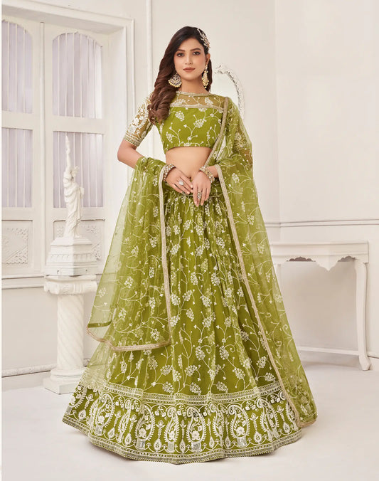 Lehenga choli en filet vert olive avec broderie en fil de coton blanc, travail en zari et sequins.