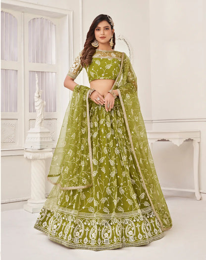 Lehenga choli en filet vert olive avec broderie en fil de coton blanc, travail en zari et sequins.