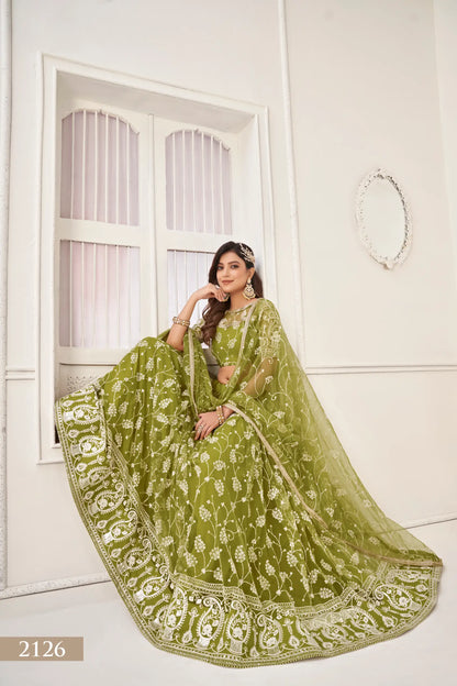 Lehenga choli en filet vert olive avec broderie en fil de coton blanc, travail en zari et sequins.