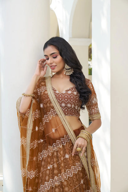 Tenue Indienne Marron Crème | Lehenga Choli de Cérémonie | Robe de Mariage en Tulle avec Broderies Délicates