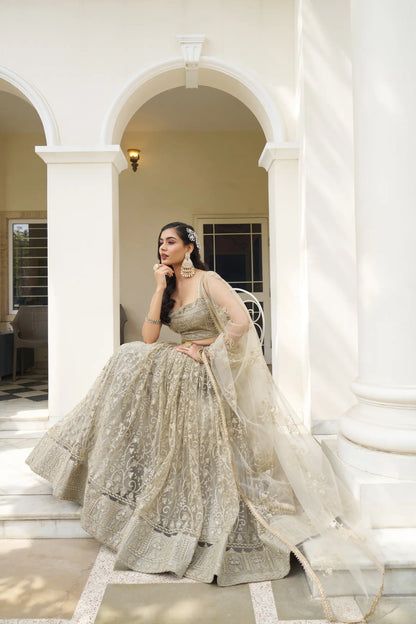 Tenue Indienne Ivoire Blanc Doré | Lehenga Choli de Cérémonie | Robe de Mariage en Tulle avec Broderies Délicates