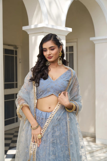 Tenue Indienne Bleu Gris | Lehenga Choli de Cérémonie | Robe de Mariage en Tulle avec Broderies Délicates