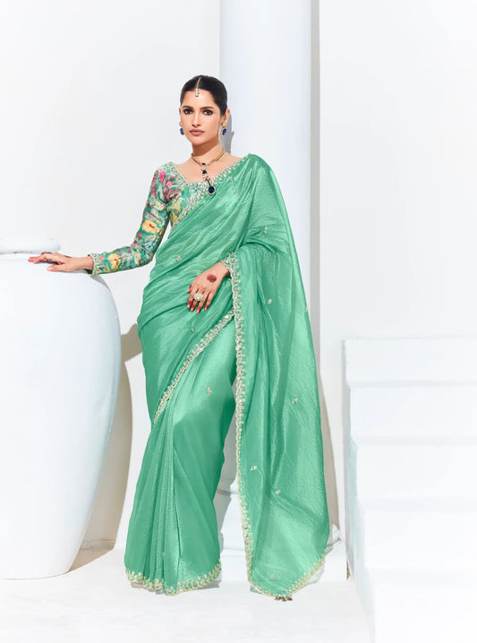 Sari vert pistache en organza de verre avec imprimé numérique, broderie au fil et aux sequins
