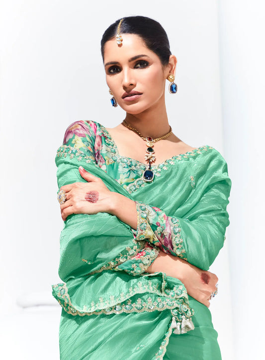 Sari vert pistache en organza de verre avec imprimé numérique, broderie au fil et aux sequins