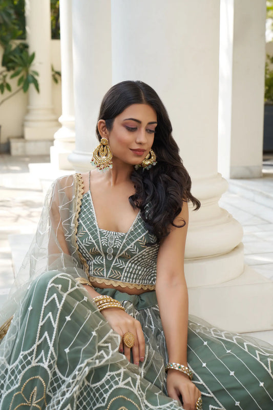 Tenue Indienne Vert | Lehenga Choli de Cérémonie | Robe de Mariage en Tulle avec Broderies Délicates