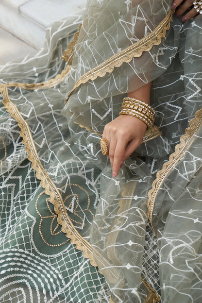 Tenue Indienne Vert | Lehenga Choli de Cérémonie | Robe de Mariage en Tulle avec Broderies Délicates