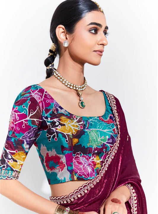 Sari rouge bordeaux en organza de verre avec imprimé numérique, broderie au fil et aux sequins