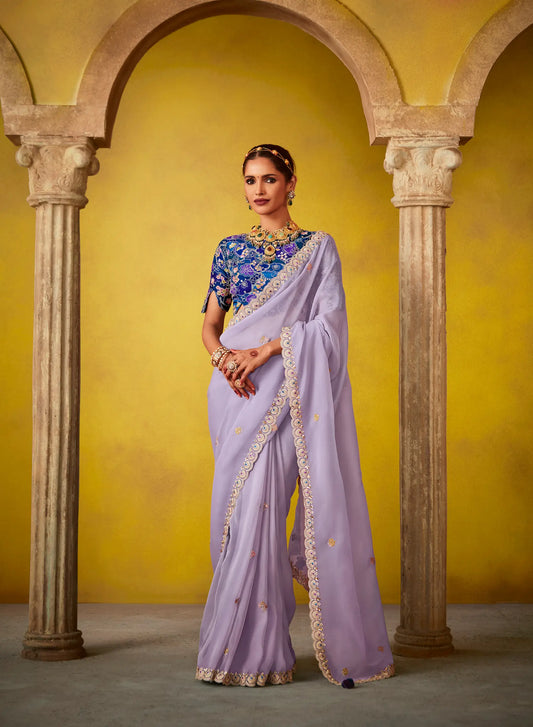 Sari aus lavendelviolettem Glasseidenstoff und mehrfarbige blaue Bluse mit Digitaldruck, Pailletten und Fadenstickerei